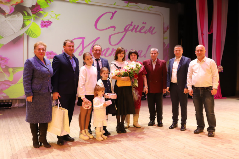 Ко Дню матери в Ракитянском районе прошло торжественное мероприятие.