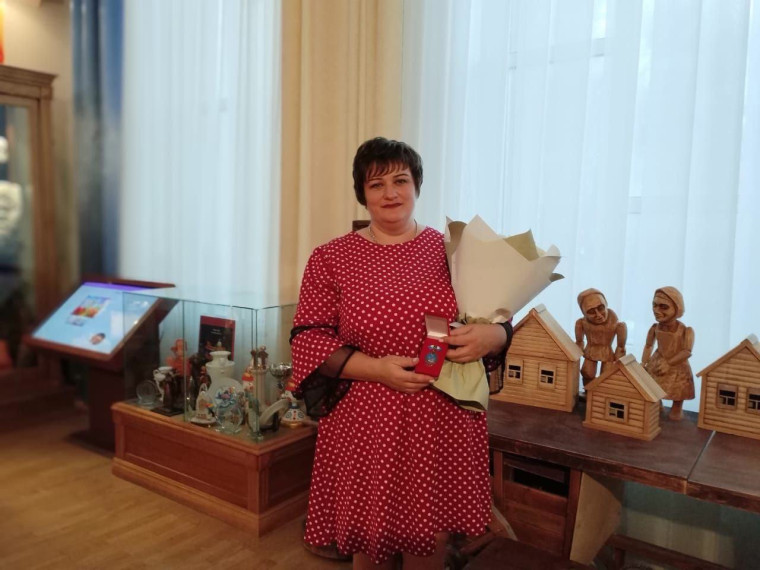 Ракитянка Анна Чёбина получила из рук председателя областной Думы Юрия Клепикова почётный знак «Материнская слава» II степени.