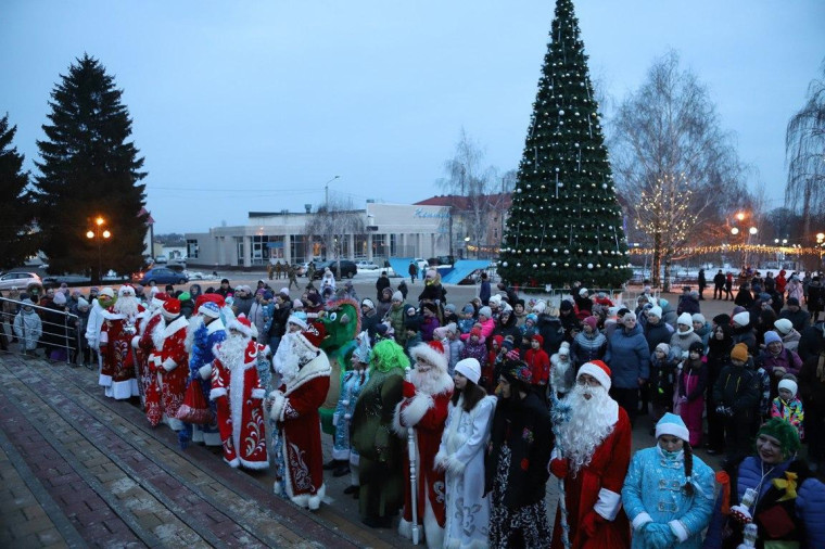 На площади центра культурного развития «Молодёжный» зажгли главную новогоднюю ёлку Ракитянского района.
