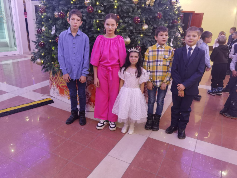 Ракитянские дети посетили губернаторскую ёлку.