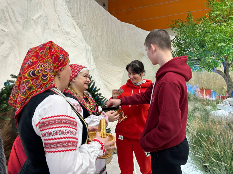Посетители международной выставки-форума «Россия» знакомятся с духовным и культурным наследием Ракитянского района.