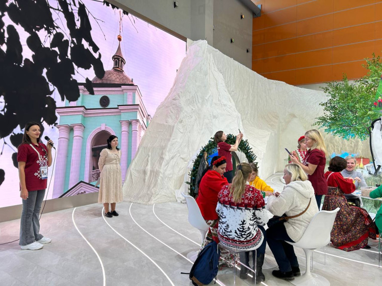 Посетители международной выставки-форума «Россия» знакомятся с духовным и культурным наследием Ракитянского района.