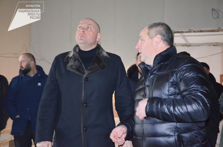 Глава администрации Ракитянского района Анатолий Климов провёл выездное совещание с руководителем подрядной организацией по капитальному ремонту здания центра культурного развития в Пролетарском.
