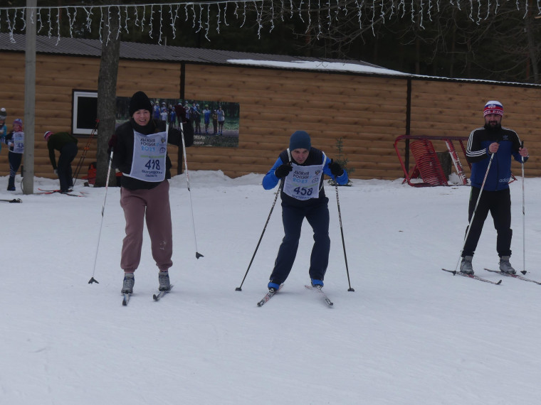 Сегодня в Ракитном состоялась лыжная эстафета «Семейный забег», посвящённая Году семьи.