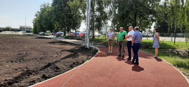 Глава администрации Ракитянского района Анатолий Климов проверил ход капитального ремонта школьного стадиона в с. Бобрава.