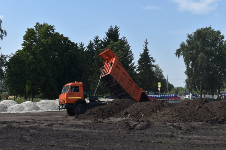 Глава администрации Ракитянского района Анатолий Климов проверил ход капитального ремонта школьного стадиона в с. Бобрава.