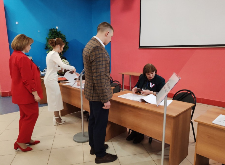 Ракитянские молодожёны в день своего бракосочетания приняли участие в выборах президента России.