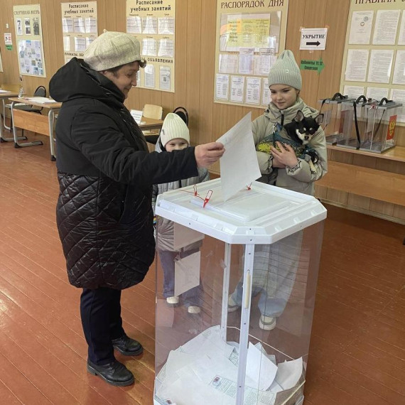 В Ракитянском районе жители приходят на выборы с любимыми питомцами.