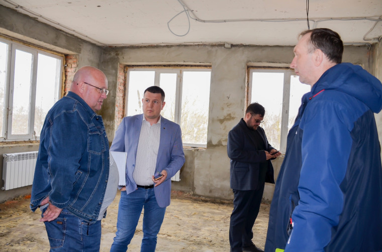 Первый заместитель главы администрации района по строительству, транспорту и ЖКХ Виталий Кутоманов проверил ход капитального ремонта двух дошкольных учреждений.