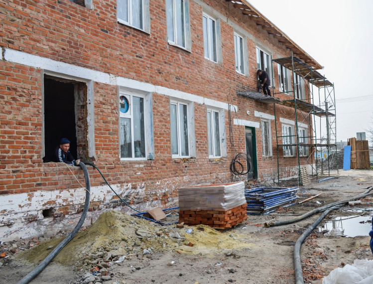 Первый заместитель главы администрации района по строительству, транспорту и ЖКХ Виталий Кутоманов проверил ход капитального ремонта двух дошкольных учреждений.