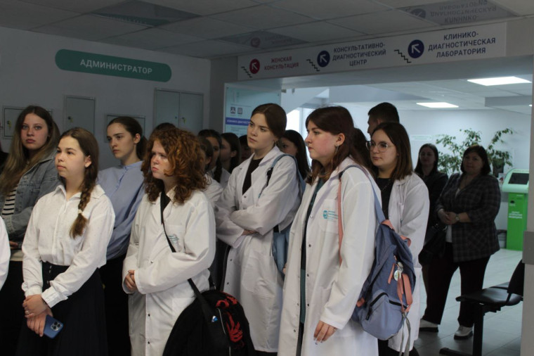 Медики Ракитянской центральной районной больницы провели экскурсию для школьников.