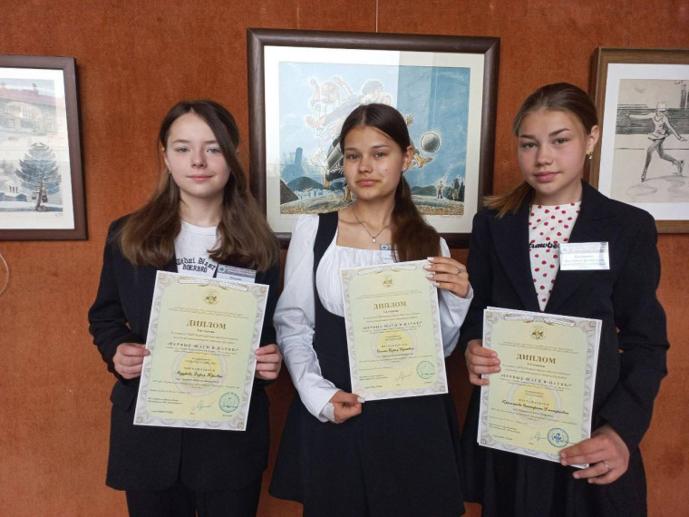 Ракитянские школьницы стали призёрами детского конкурса научно-исследовательских и творческих работ «Первые шаги в науке».