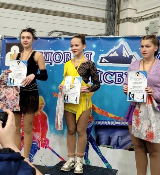 Ракитянские спортсмены собрали полный комплект медалей на соревнованиях Чернянского района по фигурному катанию.