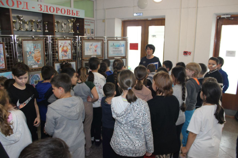 В Дмитриевской средней школе открылась передвижная выставка «Любовь к родному краю».