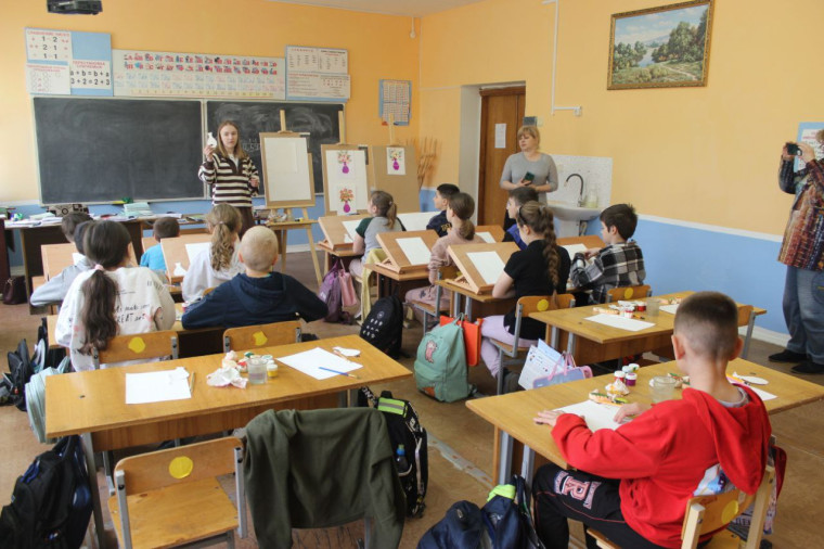В Дмитриевской средней школе открылась передвижная выставка «Любовь к родному краю».