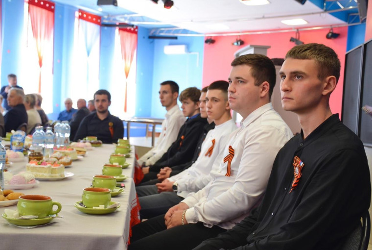 Сегодня в Ракитном прошла встреча ветеранского актива и состоялись проводы юношей на службу в ряды Вооружённых Сил РФ.