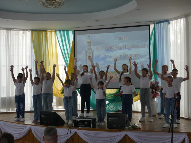 Сегодня в Ракитном прошла праздничная концертная программа «Поле ратной славы».