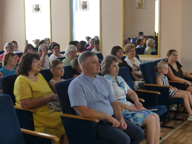 Сегодня в Ракитном прошла праздничная концертная программа «Поле ратной славы».