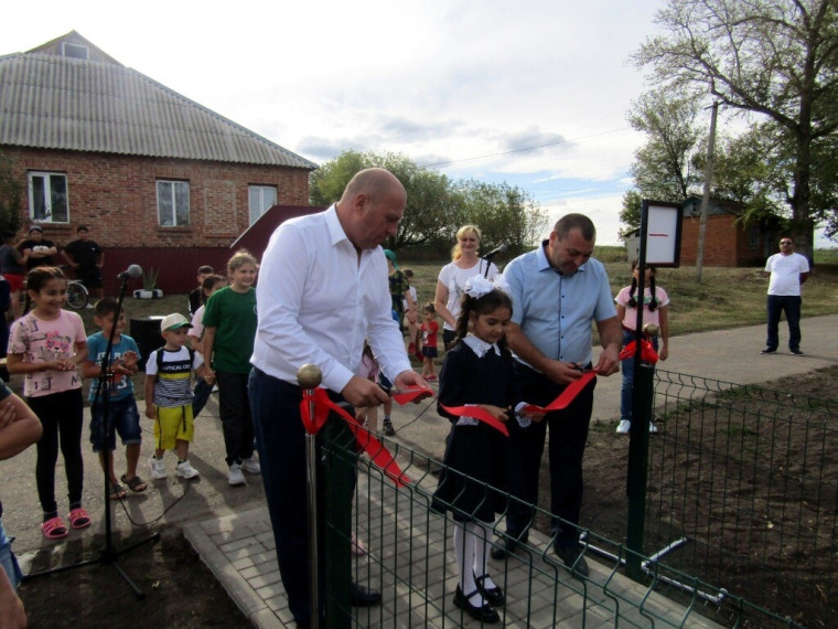 На хуторе Сухой Лог Дмитриевского сельского поселения состоялось торжественное открытие универсальной комплексной спортивной детско-игровой площадки.