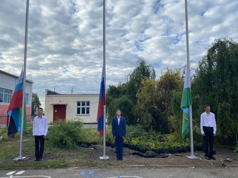 В школах Ракитянского района учебная неделя начинается с торжественной церемонии поднятия Государственного флага Российской Федерации и исполнения гимна.