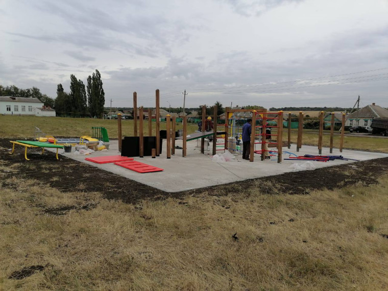В Ракитянском районе начаты работы по строительству универсальной детской спортивной площадки.