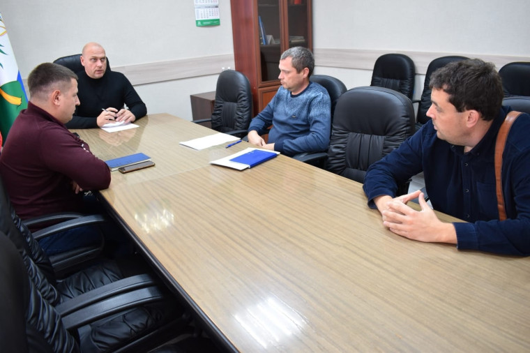 Глава администрации Ракитянского района Анатолий Климов провёл совещание с представителем Фонда содействия реформированию ЖКХ Белгородской области.