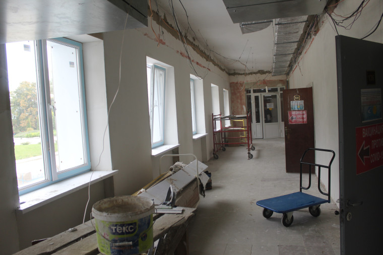 Продолжается капитальный ремонт здания поликлиники Ракитянской ЦРБ.