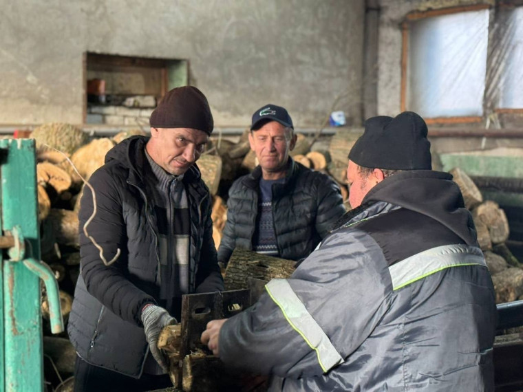 В Ракитянском округе полным ходом идёт заготовка дров на зиму.