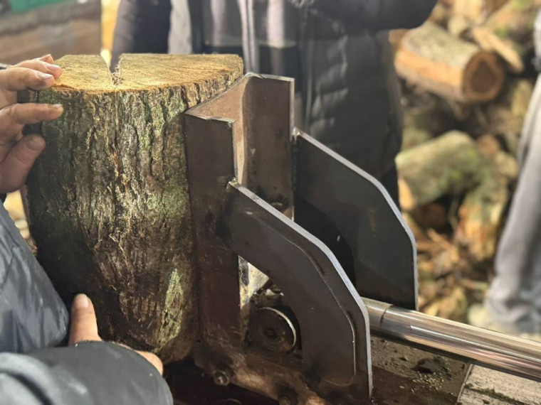 В Ракитянском округе полным ходом идёт заготовка дров на зиму.