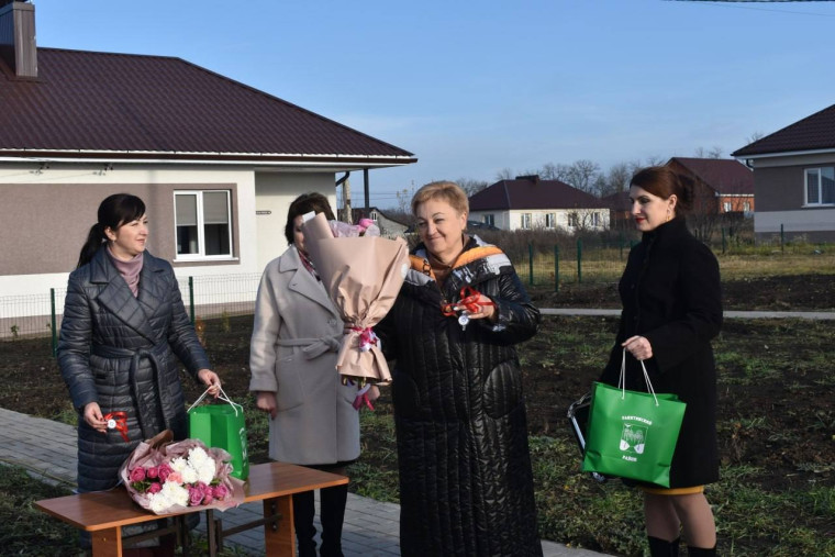 Две юные жительницы получили ключи от нового жилья в посёлке Ракитное.