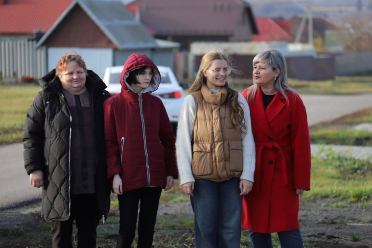 Две юные жительницы получили ключи от нового жилья в посёлке Ракитное.