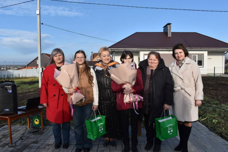 Две юные жительницы получили ключи от нового жилья в посёлке Ракитное.