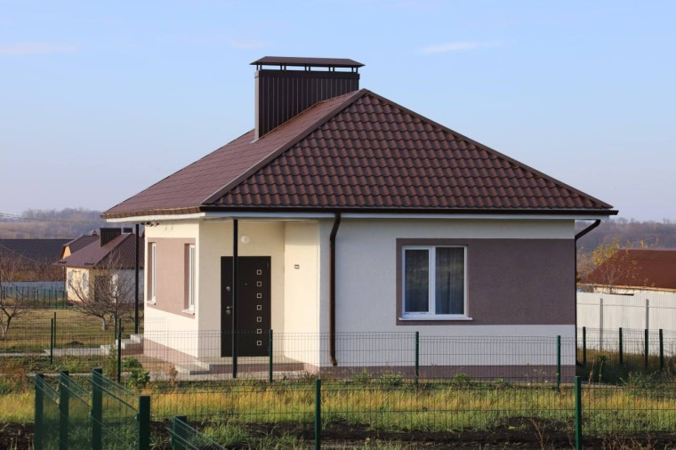 Две юные жительницы получили ключи от нового жилья в посёлке Ракитное.