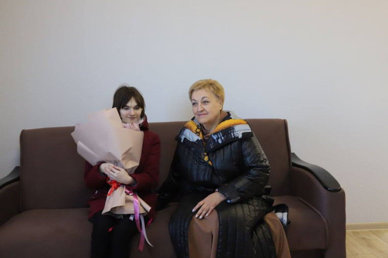 Две юные жительницы получили ключи от нового жилья в посёлке Ракитное.