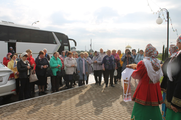 Вчера ракитянцы встречали туристическую группу людей старшего поколения из Белгородского района в рамках областного проекта «К соседям в гости».