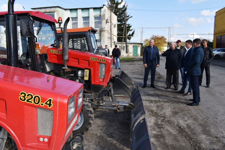 Глава администрации Ракитянского района Анатолий Климов провёл смотр коммунальной техники.