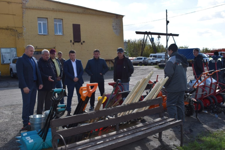 Глава администрации Ракитянского района Анатолий Климов провёл смотр коммунальной техники.