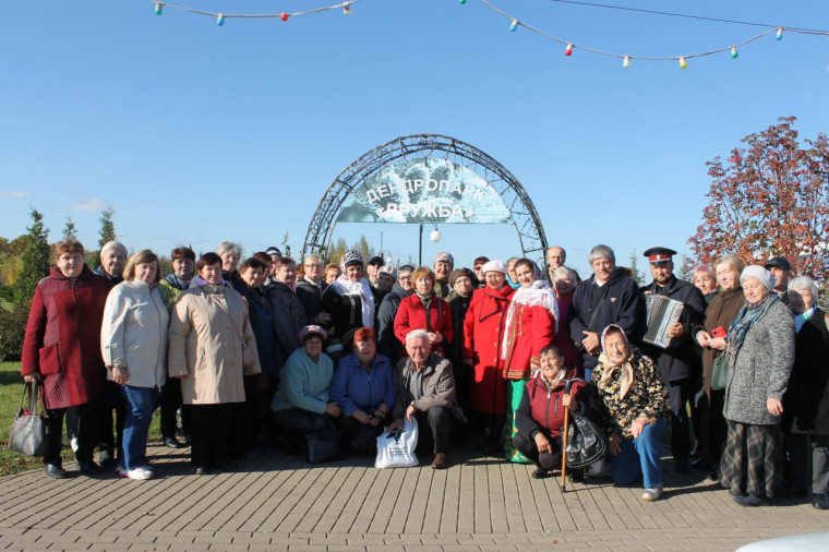 В рамках областного проекта «К соседям в гости» туристическая группа людей старшего поколения из Прохоровки посетила Ракитянский район.
