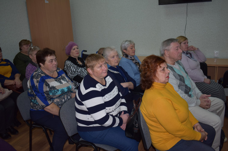 Глава администрации Ракитянского района Анатолий Климов встретился с членами местной организации Всероссийского общества слепых.