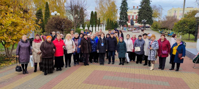 Туристическая группа людей старшего поколения Ракитянского района в рамках губернаторского проекта «К соседям в гости» побывала в Чернянском районе.