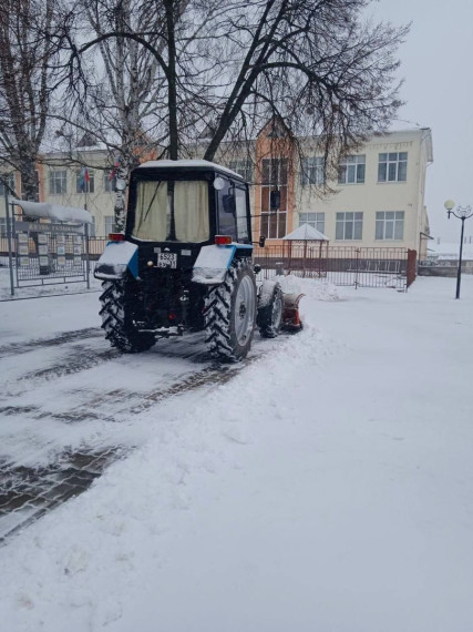 В Ракитянском районе с раннего утра ведутся работы по уборке снега.