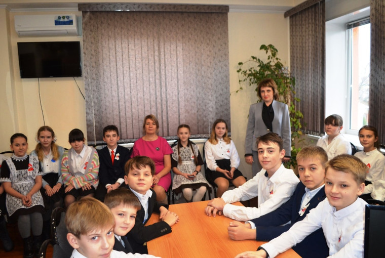 Учащиеся 6 класса Пролетарской средней школы №2 посетили здание администрации Ракитянского района.