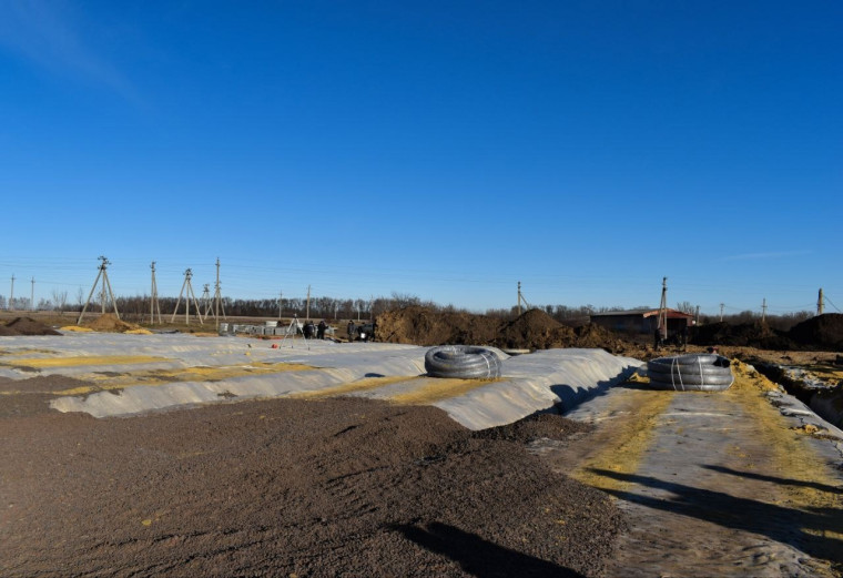 В Ракитянском районе продолжаются работы по благоустройству школьного стадиона в с. Дмитриевка.