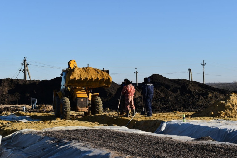 В Ракитянском районе продолжаются работы по благоустройству школьного стадиона в с. Дмитриевка.