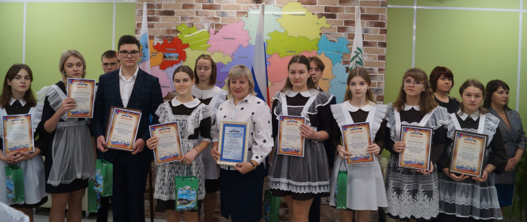 В Ракитянском районе состоялось награждение победителей и призеров Всероссийской олимпиады школьников по избирательному праву.