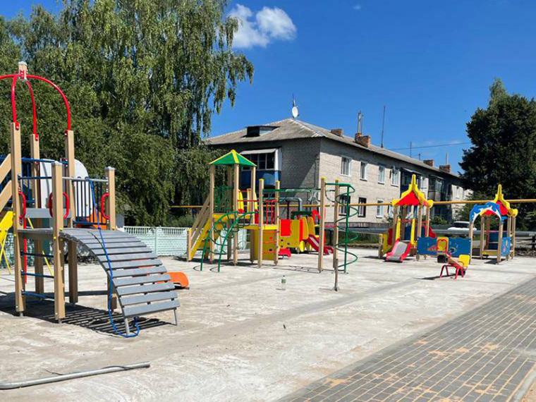 В Ракитянском районе продолжается обустройство спортивных детско - игровых площадок.