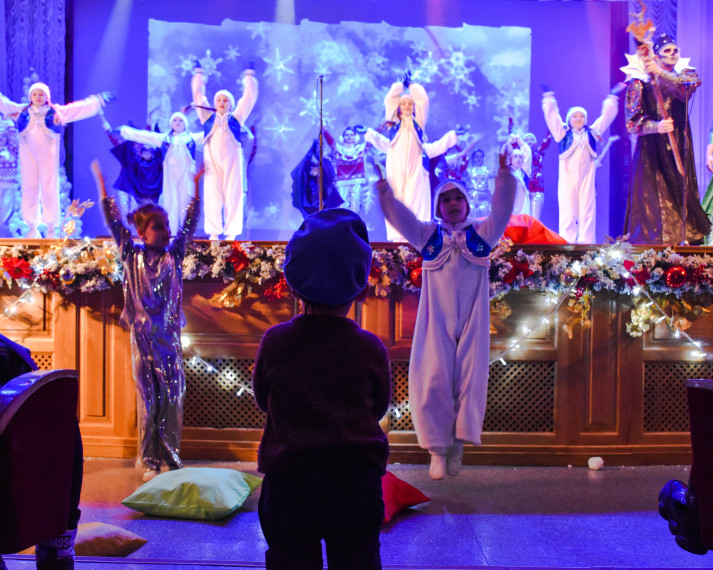 В центре культурного развития «Молодёжный» прошло новогоднее музыкально-театрализованное представление «Сказка деда Мороза» для детей с ограниченными возможностями здоровья, сирот, детей мобилизованных и участников СВО.
