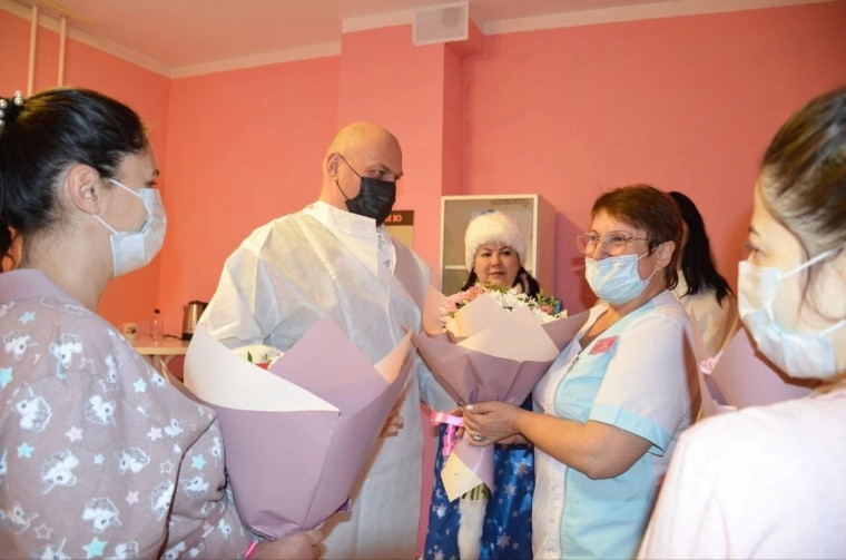 Глава администрации Ракитянского района Анатолий Климов поздравил мамочек и персонал родильного дома с Новым годом.