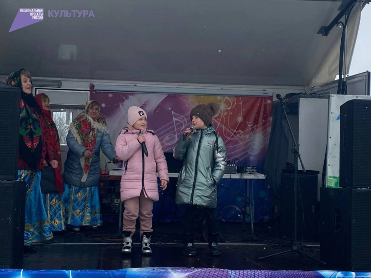 Передвижной многофункциональный автоклуб продолжает проводить выездные концертные программы в отдалённых населённых пунктах Ракитянского района.