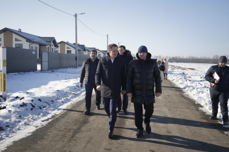 Вячеслав Гладков вручил ключи от новых домов многодетным семьям в Ракитянском районе.